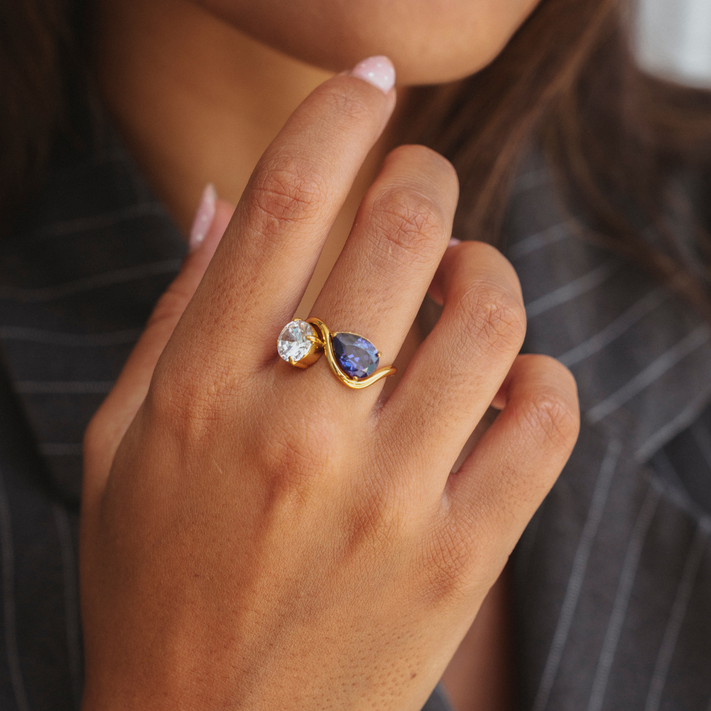 Anillo de cobalto chapado en oro.