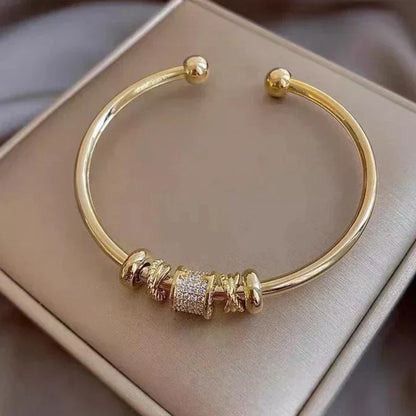 Luna | Bracciale regolabile elegante con charms dorati sofisticati